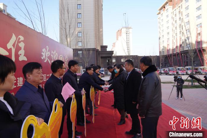 圖為2021年11月23日，臺前縣黃河灘區搬遷群眾拿到“金鑰匙”?！⊥鯙榉?攝